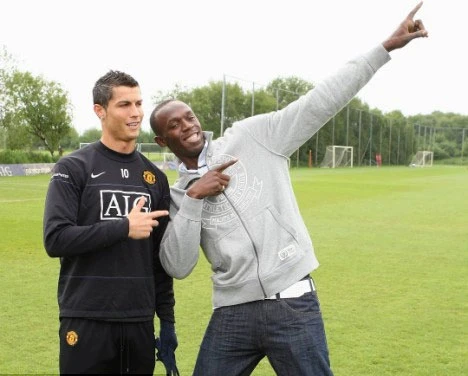 Bolt (phải) xem Ronaldo là thần tượng bóng đá của anh. Ảnh: Getty Images.