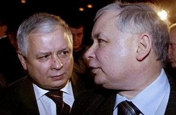 Anh em sinh đôi của cố Tổng thống Ba Lan tranh cử ảnh 1