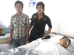 Từ trái qua: Toàn, Điều và Cường (đang nằm trên giường bệnh) Từ trái qua: Toàn, Điều và Cường (đang nằm trên giường bệnh)