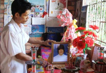 Đánh chết em trên tay mẹ ảnh 1