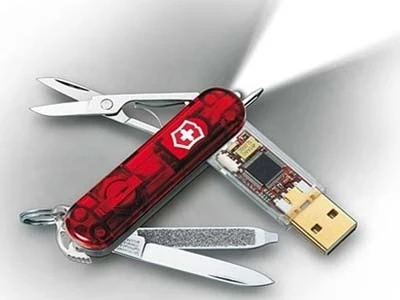 SwissFlash USB cung cấp đèn LED 18.000 mcd, giũa móng tay và lưu 16 GB dữ liệu với tốc độ đọc 30 MB/giây và tốc độ ghi 23 MB/giây.