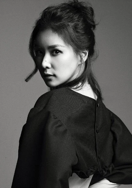 Vợ tương lai của Jang Dong Gun ấn tượng với đen và trắng ảnh 5