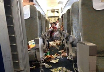 Máy bay Vietnam Airlines “rơi tự do” 120 m ảnh 1