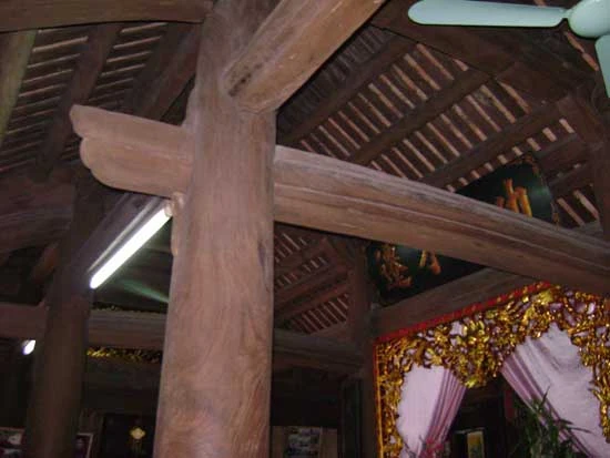 Ngôi nhà được làm hoàn toàn bằng gỗ lim. - Ảnh: Nguyễn Văn Học.