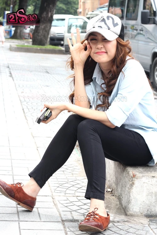 Ngân Khánh đùa nghịch chim bồ câu giữa phố ảnh 4