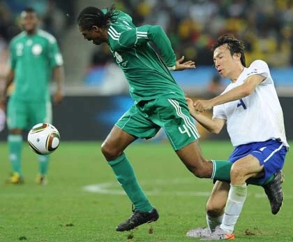 Nwankwo Kanu chia tay sân cỏ: Giã từ một cái tên ảnh 1