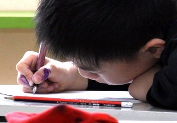 Ám ảnh cận thị học đường:Thủ phạm do ô nhiễm ánh sáng ảnh 1