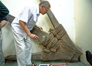 Việc xác định niên đại của mỏ neo cần sự hợp tác của nhiều chuyên gia. Ảnh: Trần Việt Đức Việc xác định niên đại của mỏ neo cần sự hợp tác của nhiều chuyên gia. Ảnh: Trần Việt Đức