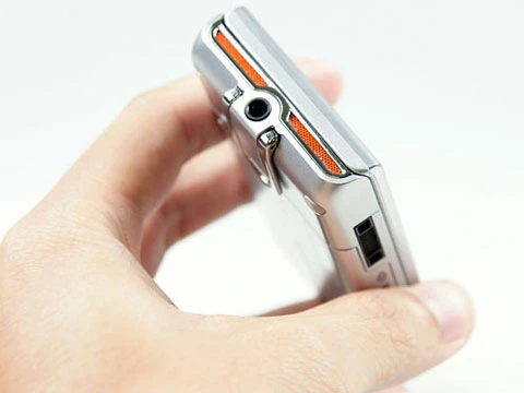 Đây là chiếc điện thoại Walkman đầu tiên có giắc cắm 3,5 mm. Ảnh: Cnet.