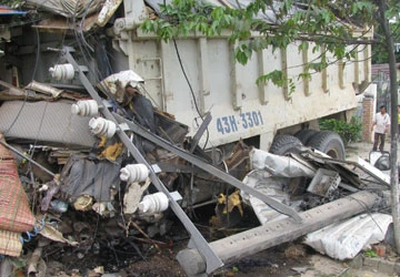 Xe ben gây tai nạn liên hoàn ảnh 1