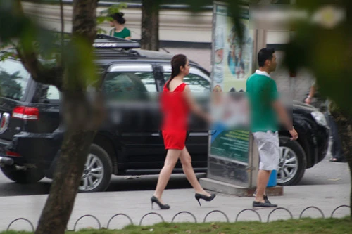 Bắt gặp Jennifer Phạm và bạn trai tay trong tay tại Hà Nội ảnh 6