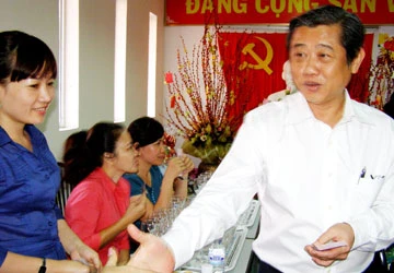 Cố gắng kéo giảm tỉ lệ sinh con năm rồng ảnh 1