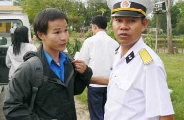 Cựu lính đảo Trần Ngọc Khánh, Quận đoàn Gò Vấp (bên trái), gặp lại thủ trưởng cũ.