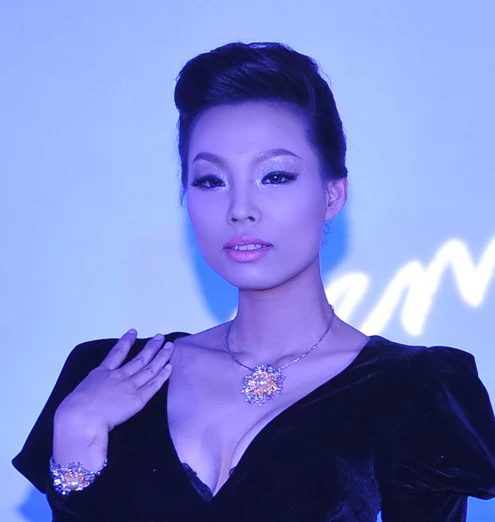 Nguyễn Thị Loan diện trang sức hơn 10 tỷ ảnh 7