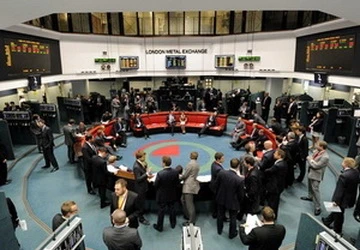 Sàn kim loại London quyết định tăng phí giao dịch ảnh 1