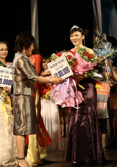 Đỗ Nam Phương đoạt danh hiệu Người đẹp Tóc dài