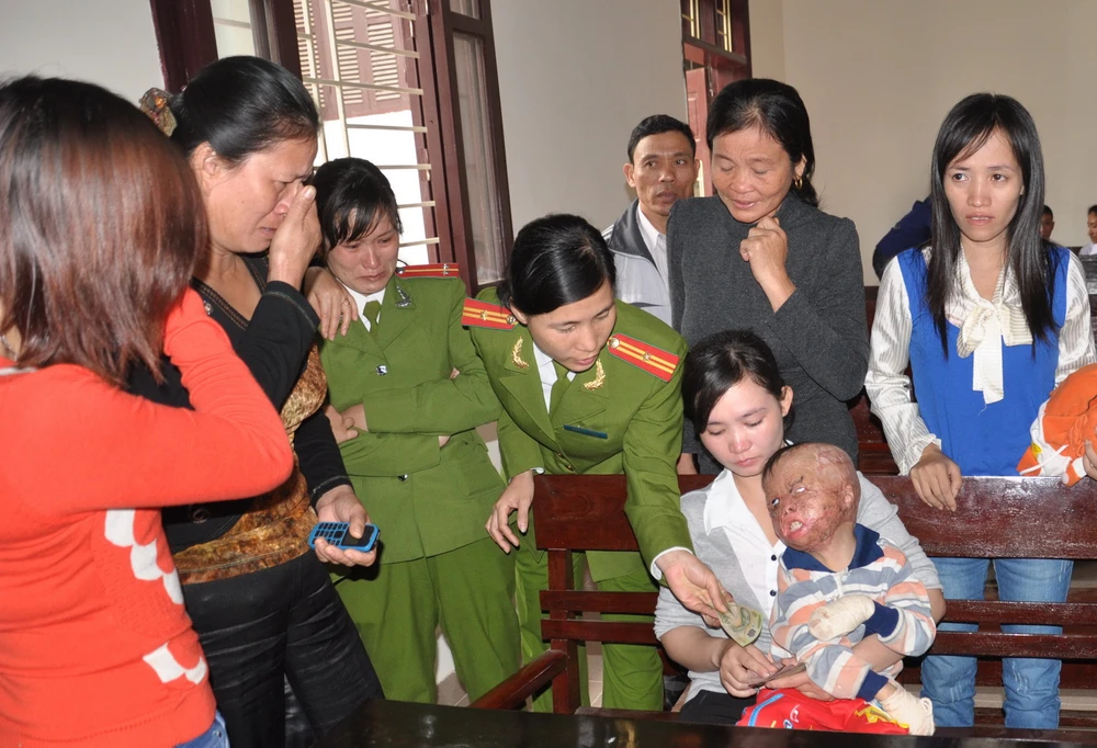 Chùm ảnh: Phiên tòa xét xử người cha nhẫn tâm đốt con mới ba tuổi ảnh 9