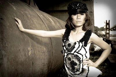 Uyên Trang trở lại nóng bỏng ảnh 4