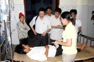 Ăn thịt trâu chết do rắn cắn, 60 người bị ngộ độc ảnh 1