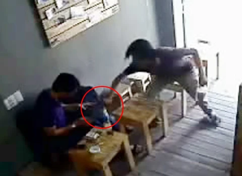 "Tôi sững sờ khi bị cướp iPad trong quán cà phê" ảnh 1 "Tôi sững sờ khi bị cướp iPad trong quán cà phê" ảnh 1