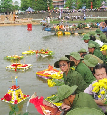 Hòa đất, nước sông quê vào lòng Thạch Hãn và nghi lễ thả hoa trên sông. Ảnh: NL