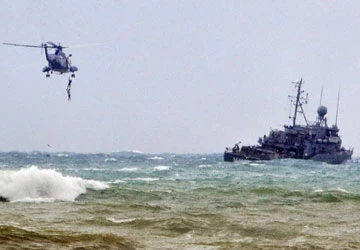 Máy bay rơi xuống biển ảnh 1