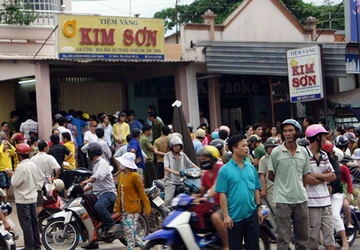 Ùn ùn bán vàng vì tin đồn tiệm bán hàng giả ảnh 1