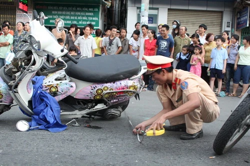 Tai nạn nghiêm trọng: 11 xe máy bể nát, 2 người chết, 10 người nguy kịch ảnh 3