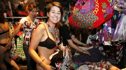 Mặc đồ lót giữa trời giá rét để nhận hàng hiệu miễn phí ảnh 1