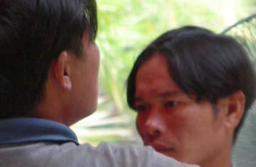 Hùng (phía sau) tự xưng là công an để gạ tiền anh H. - người bị mất xe.