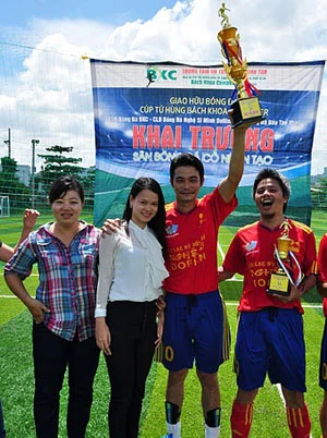 “Lý Công Uẩn” nhận cúp vàng ảnh 1