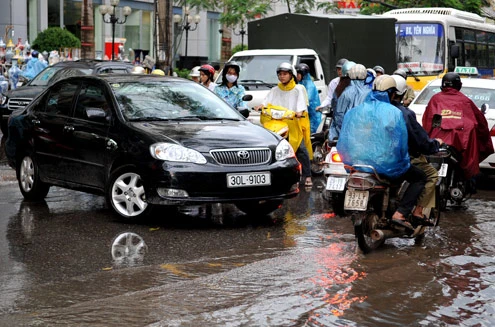 Hà Nội ngập trong cơn mưa lớn nhất từ đầu năm ảnh 5