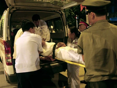 Lái xe bất tỉnh vì tự đâm vào cột điện ảnh 3