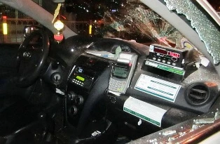 Đi taxi không trả tiền, đập nát luôn cả xe ảnh 1