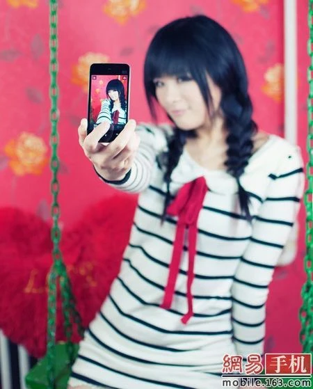 Meizu MX “câu khách” bằng chân dài ảnh 12