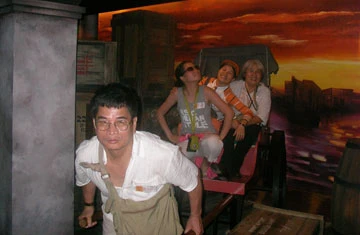 Tác giả và diễn viên chính của kịch bản Tôi kéo xe vất vả nhưng hạnh phúc với vợ con phía sau. Tác giả và diễn viên chính của kịch bản Tôi kéo xe vất vả nhưng hạnh phúc với vợ con phía sau.