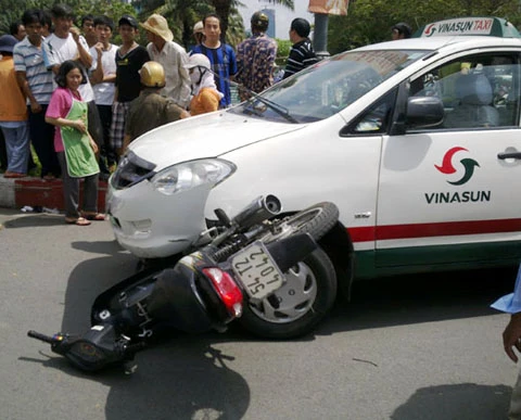 Truy đuổi taxi vi phạm, xe trật tự đô thị bị nạn ảnh 2