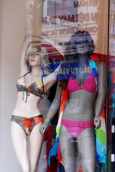 Dù dành cho nam hay nữ, cứ quần, áo lót là cấm mặc cho ma-nơ-canh trước mặt tiền cửa hiệu. Ảnh: QT