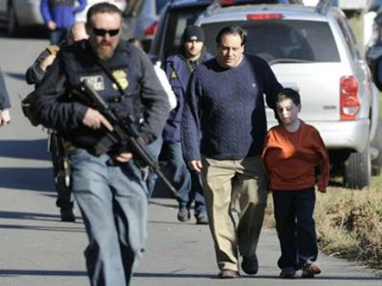 Mỹ tăng an ninh trường học sau vụ thảm sát ảnh 1