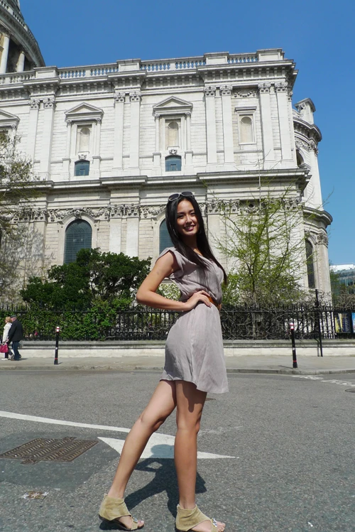Mai Phương Thúy nhí nhảnh ở châu Âu ảnh 9