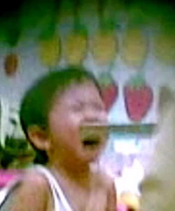 Dùng thước đánh trẻ - Ảnh: Lưu Trang