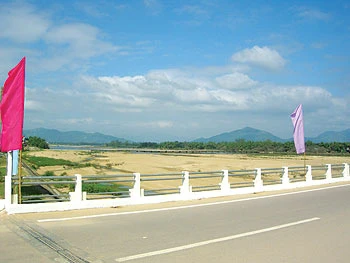 Cầu Kiên Mỹ bắc qua sông Côn lịch sử đến Bảo tàng Tây Sơn. Ảnh: LND Cầu Kiên Mỹ bắc qua sông Côn lịch sử đến Bảo tàng Tây Sơn. Ảnh: LND