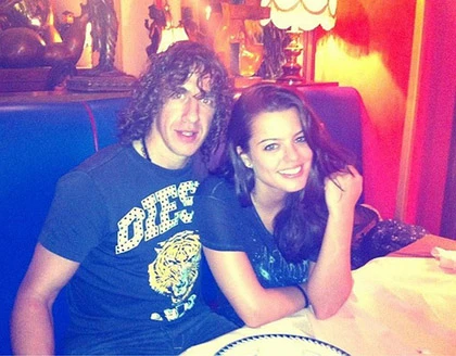 Chuyện tình Carles Puyol: “Trâu già thích gặm cỏ non” ảnh 1