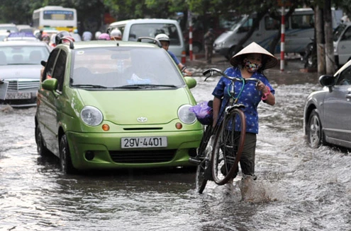Hà Nội ngập trong cơn mưa lớn nhất từ đầu năm ảnh 11