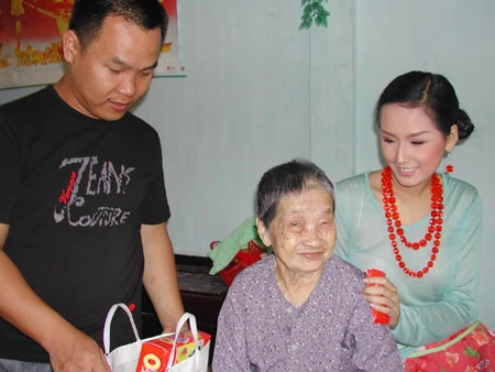 Nhà thiết kế Việt Hùng đã đồng hành cùng Mai Phương Thúy trong nhiều hoạt động xã hội từ khi cô đăng quang Hoa hậu Việt Nam 2006.