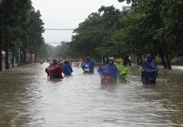 TP Huế ngập nặng do hệ thống thoát nước ngập… rác ảnh 1