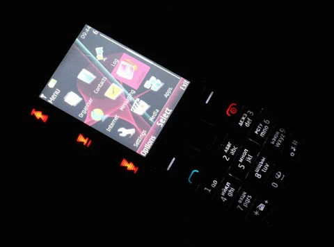 Phím bấm chơi nhạc, bàn phím sáng lên trong đêm khi máy làm việc. Phím bấm chơi nhạc, bàn phím sáng lên trong đêm khi máy làm việc.