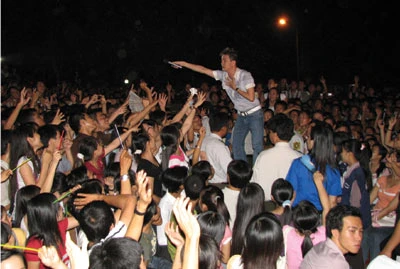 Mr Đàm cháy hết mình cùng sinh viên. Ảnh: Nhân vật cung cấp.