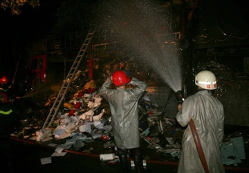 Xe hàng phát nổ, bốc cháy trong đêm ảnh 1