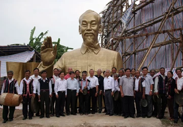 Tượng đài Bác Hồ lớn nhất nước được đặt tại Tây Nguyên ảnh 1 Tượng đài Bác Hồ lớn nhất nước được đặt tại Tây Nguyên ảnh 1